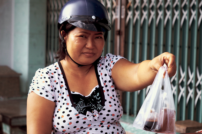 Chị Út (44 tuổi), tiểu thương sống gần quán, cho biết đã uống cà phê do bà Hạnh pha từ thời còn đôi mươi. "Ngày nào tui cũng mua một bịch cà phê mang về, trước mua cho cha, giờ mua mình tui uống, ngon lắm", chị nói.