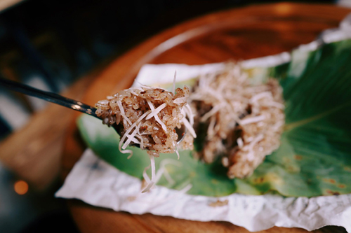 Món xôi dừa không còn được bán phổ biến trên đường phố Hà Nội.