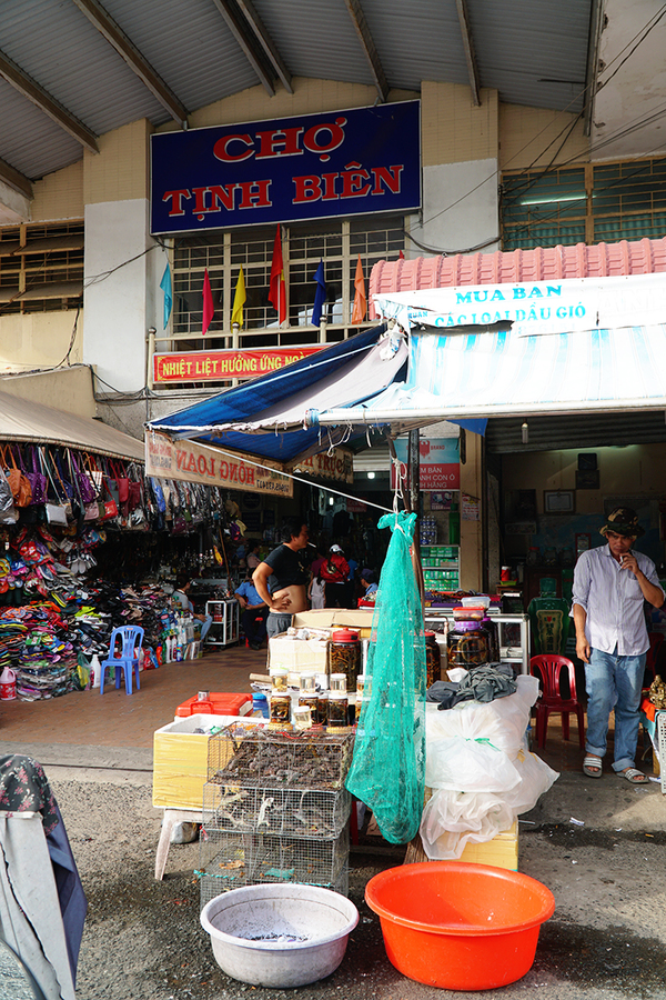 Ngôi chợ nằm ở khu vực biên giới của Việt Nam và Campuchia vốn nổi tiếng ở miền Tây là nơi chuyên bán các loại côn trùng, nhiều con cực độc. Các loài được bày bán phổ biến là bọ cạp, bổ củi, mối chúa, tắc kè.