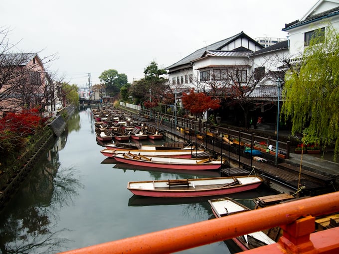 Yanagawa là thành phố ở tây nam tỉnh Fukuoka, Nhật Bản. Thời Sengoku, đây là một thị trấn lâu đài được bảo vệ bởi những hào nước xung quanh. Mặc dù lâu đài đã bị thiêu cháy vào năm 1872, khu phố cổ vẫn tồn tại đến ngày nay và thu hút rất đông khách du lịch.