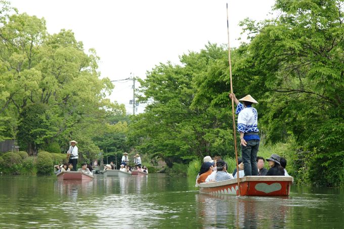 Người dân thường dùng một chiếc sào dài để đẩy thuyền. Khi chở khách, họ thường hát những bài truyền thống để tạo bầu không khí vui vẻ cho hành khách, đôi khi còn phô diễn kỹ năng chèo thuyền trên quãng đường di chuyển khoảng 3-4 km.