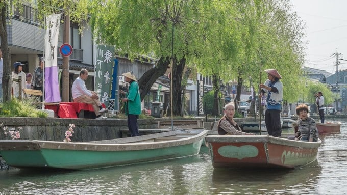 Dọc hai bên bờ kênh là hàng liễu xanh rủ bóng xuống mặt nước, các ngôi nhà cổ kính, dấu tích của lâu đài xưa hay cây cầu Yaemon phủ đầy rêu phong vắt ngang.