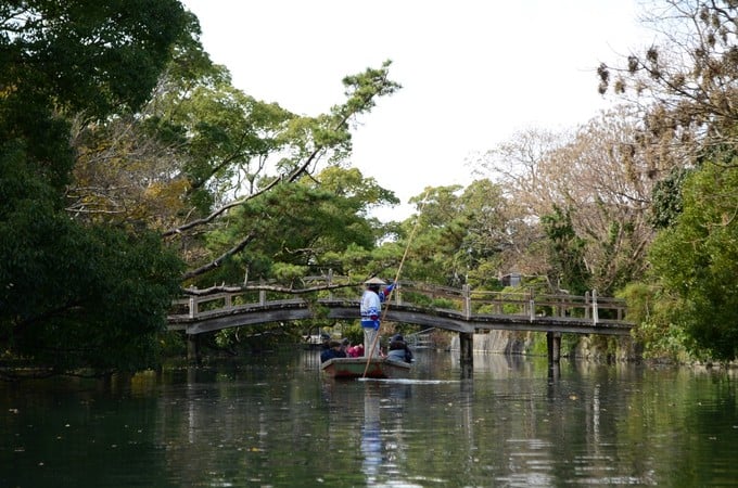 Yanagawa phù hợp để tham quan trong ngày, nhất khi bạn ở gần thành phố Hakata hoặc đền Dazaifu, Fukuoka. Nơi đây không chỉ có phong cảnh hữu tình mà còn giàu văn hoá và lịch sử, cùng người dân thân thiện. Bạn có thể đến thành phố bằng tàu Nishitetsu, giá 850 yen (170.000 đồng) một chiều từ Nishitetsu Fukuoka (nằm ở Tenjin). Nishitetsu là một tuyến đường sắt tư nhân, vì vậy bạn không thể sử dụng thẻ JR Rail.