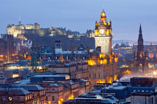 Edinburgh là thủ đô của Scotland, nổi tiếng với những thắng cảnh đẹp, các tòa nhà cổ kính. Ảnh: Journalistontherun.