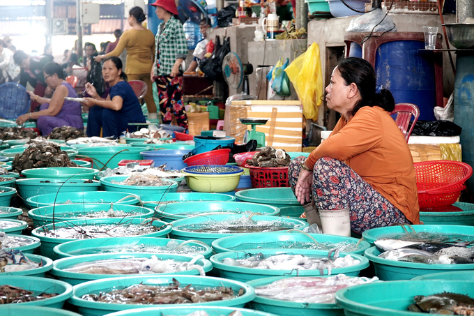 Không chỉ bày bán hải sản tươi sống, nhiều hộ gia đình còn kinh doanh những món ăn đã qua chế biến cho khách không có điều kiện để nấu nướng tại chỗ. Vợ chồng chị Thanh bán ở chợ đã được chục năm cho hay, du khách đến đây có quanh năm, chủ yếu là người thành phố. "Dịp lễ hay các kỳ nghỉ là đông khách nhất. Lâu lâu cũng có người nước ngoài đến", chị Thanh nói.