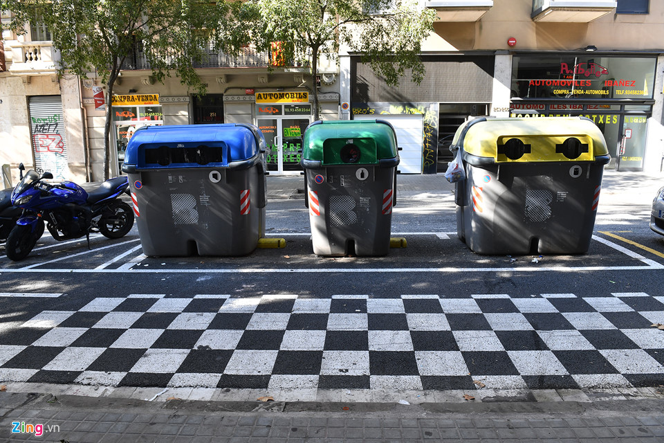 Đường phố ở Barcelona luôn dành một vị trí cho các thùng rác này cùng chỗ để xe máy, ôtô. Những vật dụng này thậm chí được đặt gần giữa đường, còn lề đường sát vỉa hè dành cho các phương tiện khác.