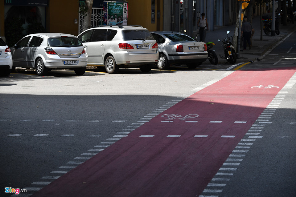 Ở những đoạn giao với nhiều phương tiện, lối dành cho xe thô sơ được sơn màu hồng giúp người lái xe cơ giới dễ quan sát để nhường đường. Ở châu Âu nói chung, người đi bộ luôn được ưu tiên số 1. Khi thấy có dấu hiệu người đi bộ muốn qua đường, hầu hết tài xế đang điều khiển ôtô đều dừng lại nhường.