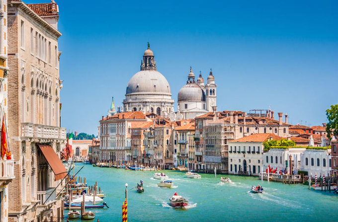 Theo thống kê của Tổ chức Du lịch Thế giới, Italy liên tiếp nằm trong top 5 nước đông khách quốc tế nhất hai năm qua. Năm 2017, có 58,3 triệu lượt khách tới đây. Đất nước này sở hữu nhiều đặc điểm khác biệt về thiên nhiên, nền văn hóa, kiến trúc, ẩm thực phong phú. Dưới đây là một số điều không phải ai cũng biết về quốc gia hình chiếc ủng.