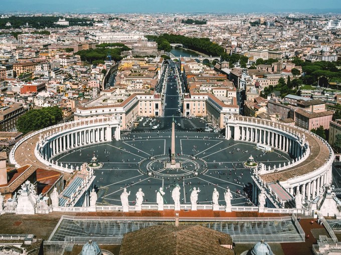 Vatican nằm giữa thành Rome. Đây là một trong những quốc gia nhỏ nhất thế giới, có diện tích 0,44 km2, bằng một phần tám diện tích công viên trung tâm ở New York, Mỹ.