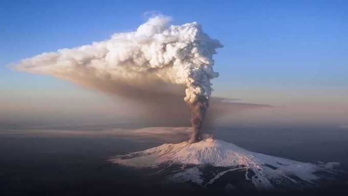 Quốc gia này có nhiều di sản được UNESCO công nhận nhất thế giới. Con số này vượt trên 50, trong đó có núi lửa Etna (ảnh). Tại châu Âu chỉ có 3 ngọn núi lửa đang hoạt động, chúng đều nằm ở Italy. Đó là Etna, Vesuvius và Stromboli.