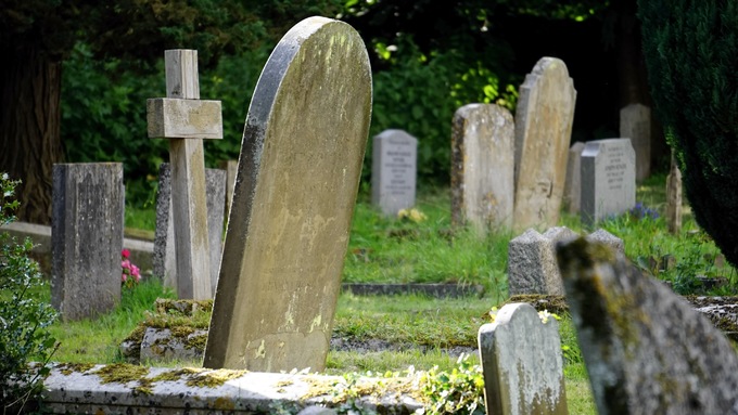 Chết ở thị trấn Falciano del Massico, Campania bị coi là bất hợp pháp. Luật này được chính quyền thị trấn đưa ra từ năm 2012 khi nghĩa địa ở đây không còn chỗ.
