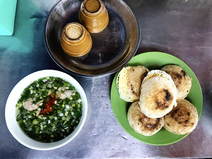Bánh căn Bánh căn là món ăn phổ biến cho bữa sáng ở Đà Lạt. Du khách có thể tìm thấy món này ở nhiều nơi tại thành phố, một số địa chỉ nổi tiếng như quán bánh căn gốc bơ ở Tăng Bạt Hổ hay quán nhỏ trong ấp Ánh Sáng. Những chiếc bánh được nướng vàng xém, thơm nức mùi trứng, ăn kèm với chén nước chấm là nước mắm pha hoặc mắm nêm. Một số quán còn cho thêm xíu mại viên vào chén nước này để hương vị ngon hơn. Mỗi suất ăn thường được bán theo cặp với giá khoảng 20.000 đồng một đĩa 5 cặp. Bánh căn Bánh căn là món ăn phổ biến cho bữa sáng ở Đà Lạt. Du khách có thể tìm thấy món này ở nhiều nơi tại thành phố, một số địa chỉ nổi tiếng như quán bánh căn gốc bơ ở Tăng Bạt Hổ hay quán nhỏ trong ấp Ánh Sáng. Những chiếc bánh được nướng vàng xém, thơm nức mùi trứng, ăn kèm với chén nước chấm là nước mắm pha hoặc mắm nêm. Một số quán còn cho thêm xíu mại viên vào chén nước này để hương vị ngon hơn. Mỗi suất ăn thường được bán theo cặp với giá khoảng 20.000 đồng một đĩa 5 cặp.