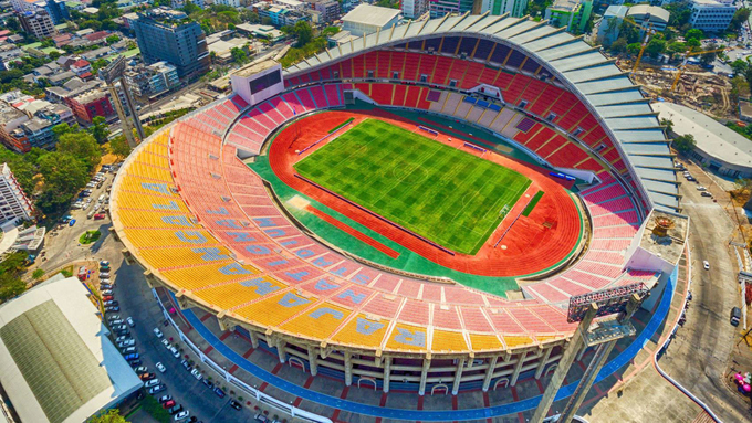 Sân vận động quốc gia Rajamangala là sân nhà cho đội tuyển bóng đá quốc gia Thái Lan. Thuộc khu liên hợp thể thao Hua Mak, sân Rajamangala nằm ở tiểu khu Hua Mak, Bang Kapi, Bangkok. Sân vận động này được xây dựng để trở thành địa điểm tổ chức Thế vận hội Châu Á 1998. Đại hội Thể thao ASEAN 1999 và Universiade mùa hè năm 2007 cũng được tổ chức tại công trình này. Sân Rajamangala ban đầu có thể chứa 65.000 khán giả nhưng đã giảm xuống dưới 50.000 vào năm 2007.  Đội tuyển Timor Leste, Indonesia, Singapore sẽ thi đấu với chủ nhà Thái Lan tại đây khi AFF Cup 2018 diễn ra. Ảnh: Hotels.