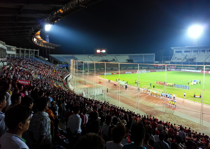 Sân vận động Trung tâm đào tạo trẻ Thuwunna là một sân vận động đa năng nằm tại Yangon, Myanmar. Với 32.000 chỗ ngồi, sân vận động này thường tổ chức các trận đấu bóng đá cấp quốc gia, quốc tế và các cuộc thi điền kinh. Công trình này từng được chọn tổ chức các trận đấu tại bảng G thuộc vòng loại giải vô địch bóng đá U-22 châu Á 2013. Đây cũng là nơi tổ chức các trận vòng bảng của Giải vô địch bóng đá Đông Nam Á 2016.  Thuwana sẽ là địa điểm tổ chức trận tranh tài giữa Myanmar và Việt Nam khi AFF Cup diễn ra. Ảnh: Wikimedia.