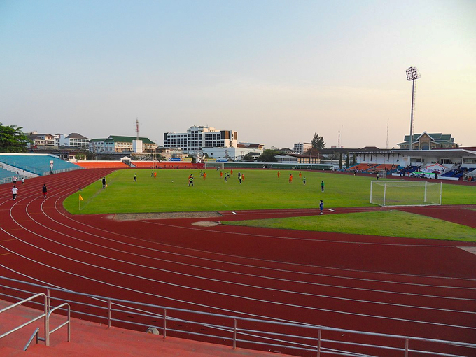 Sân vận động Quốc gia Lào mới thuộc Khu liên hợp thể thao quốc gia Lào, nằm cách trung tâm thủ đô Viêng Chăn khoảng 20 km. Công trình này có sức chứa tối đa 24.000 chỗ ngồi và chủ yếu tổ chức bóng đá nam, điền kinh. Lễ khai mạc và bế mạc Đại hội Thể thao Đông Nam Á 2009 đã diễn ra tại đây.  Ở AFF Cup 2018, đây là nơi diễn ra 2 trận thi đấu bảng B giữa đội Lào với Việt Nam và Myanmar. Ảnh: Wikipedia.