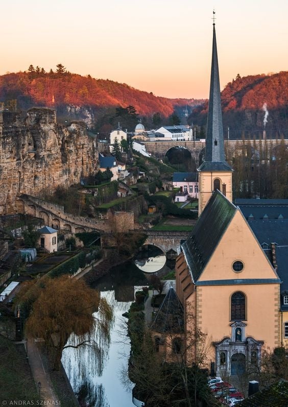 Thủ đô cùng tên, thành phố Luxembourg Đây là nơi diễn ra các hoạt động đặc sắc của quốc gia này. Thành phố Luxembourg có 24 quận, nổi bất nhất là 4 địa điểm du lịch sau: Ville Haute, một thị trấn trung cổ với những quảng trường thanh lịch, nhà thờ cổ kính, con đường lát sỏi; Ville Basse, nơi đẹp nhất thành phố, vốn là khu vực có hẻm núi cắt ngang; Gare, khu nhà ga trung tâm; Kirchberg, vẻ đẹp biểu trưng cho sự hiện đại của Luxembourg. Ảnh: Pinterest