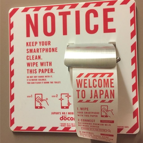 Nếu lần đầu tiên đến Nhật Bản chắc chắn bạn sẽ ngạc nhiên và không biết đây chính là loại giấy khử trùng dành cho điện thoại. Nó có mặt nhiều nhất ở các nhà vệ sinh trong sân bay. Ai cũng biết rằng điện thoại chính là một ổ bệnh dịch với nhiều loại vi khuẩn vi trùng nhưng việc vệ sinh chúng không hề đơn giản. Loại giấy đặc biệt này ra đời giúp bạn lau sạch điện thoại, trước khi cài SIM mới và bắt đầu hành trình ở Nhật Bản.