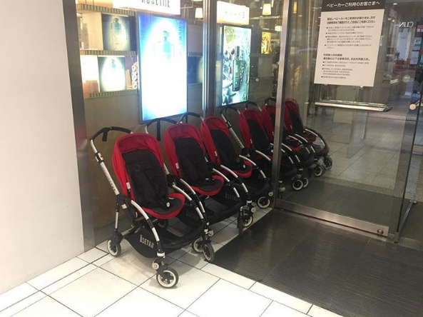 Xe đẩy trẻ em cũng được trang bị sẵn ở một số trung tâm thương mại và nơi công cộng ở Nhật. Nếu đi cùng em bé, bạn có thể sử dụng chúng khi đi trong khu vực nhất định và trả lại ở cửa ra. Cả bố mẹ và em bé sẽ cảm thấy thoải mái hơn với chiếc xe đẩy này, thay vì bé phải đi bộ hoặc bố mẹ phải bế.