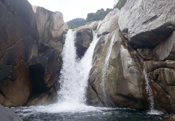 Những thác nước ôm mình trong đá là vẻ đẹp đầy mê hoặc trên dòng Trà Bói - Ảnh: T.M.