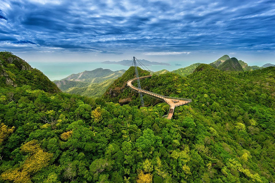 Langkawi Sky ở Malaysia là cây cầu dây văng dành cho người đi bộ dài 125 m, rộng 1,8 m và nằm trên độ cao 660 m trên đỉnh Gunung Mat Chinchang ở đảo Pulau Langkawi. Khi xây dựng cây cầu này, người ta phải chuyển vật liệu lên đỉnh núi bằng trực thăng và tốn nhiều năm để hoàn thành hệ thống công trình. Ảnh: Getty.