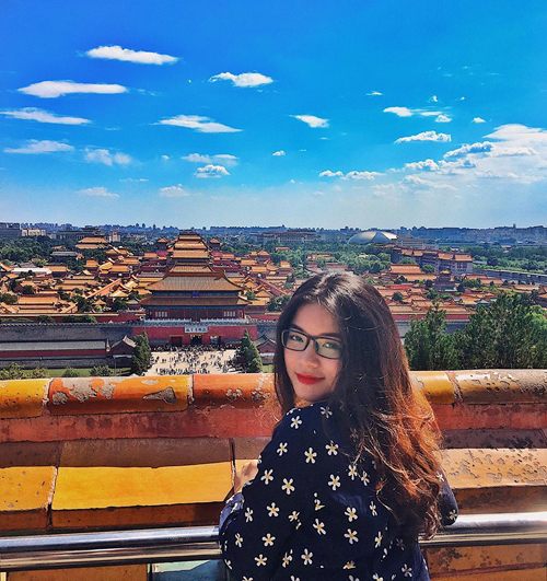 Tỉnh... Ngoài thời gian làm việc, Thảo cùng bạn bè tranh thủ tìm hiểu, khám phá nhiều địa danh du lịch nổi tiếng ở Bắc Kinh. Bức ảnh được chụp từ công viên JingShan. Đây là gợi ý cho du khách nào muốn chụp ảnh với toàn cảnh Tử Cấm Thành ở phía sau. Tỉnh... Ngoài thời gian làm việc, Thảo cùng bạn bè tranh thủ tìm hiểu, khám phá nhiều địa danh du lịch nổi tiếng ở Bắc Kinh. Bức ảnh được chụp từ công viên JingShan. Đây là gợi ý cho du khách nào muốn chụp ảnh với toàn cảnh Tử Cấm Thành ở phía sau.