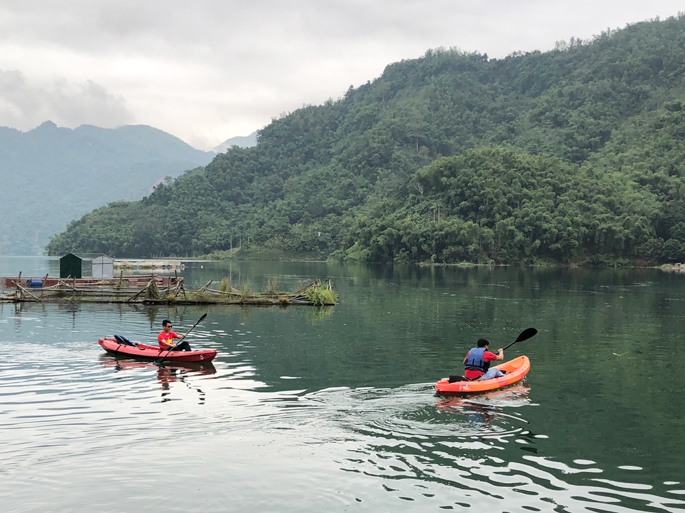 Các khu nghỉ ven sông Đà ở Sơn La, Hòa Bình cung cấp nhiều dịch vụ như đi thuyền, bè, chơi kayak, trekking...
