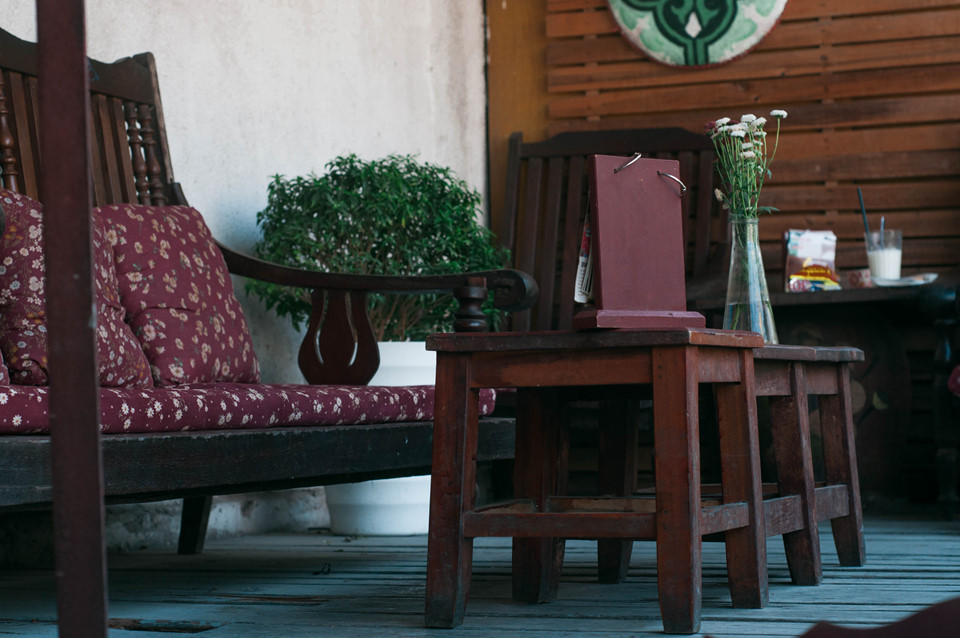 Bộ bàn ghế từ thời ông bà, chiếc đệm ngồi họa tiết vintage thường thấy vào thập niên 80, 90, nay chỉ còn xót lại ở một vài ngôi nhà cũ gìn giữ nếp sống xưa, hay những quán cà phê mang phong cách cổ kính.