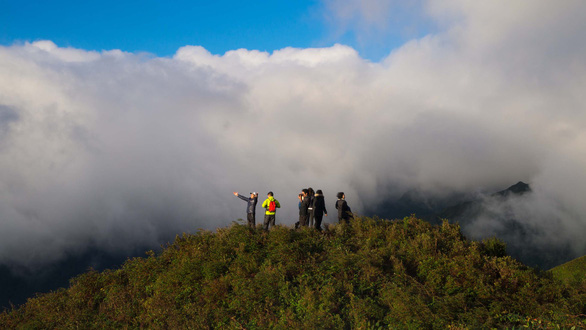 Đoàn du khách leo núi đi giữa biển mây - : NGUYỄN HƯỜNG