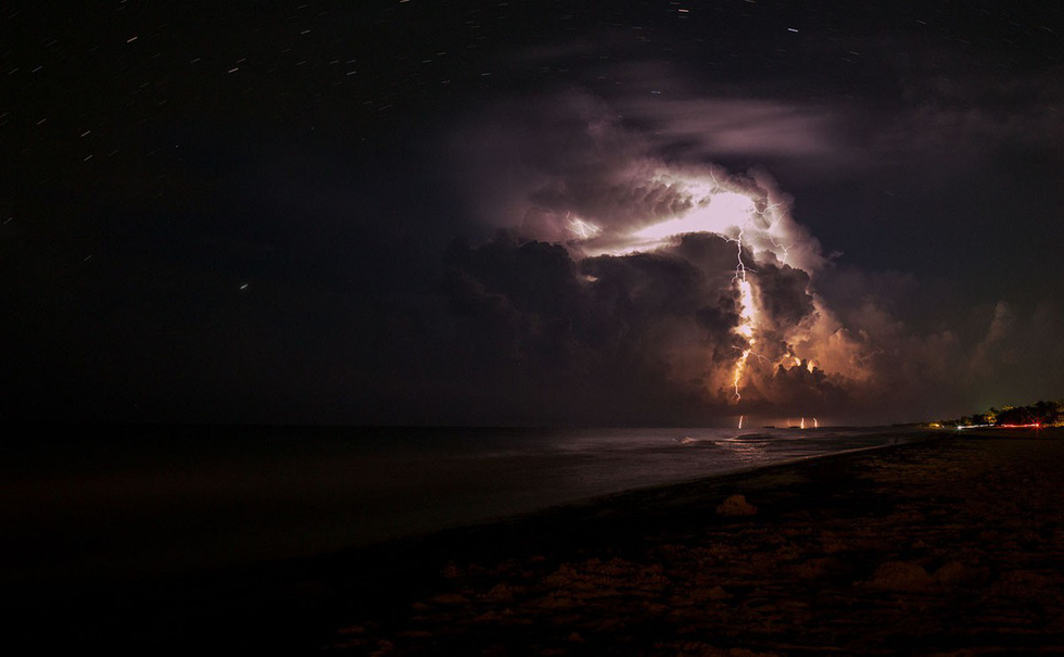 Sấm chớp vào một đêm bão tại bãi biển Tulum - Ảnh: Daniel Caja/Getty