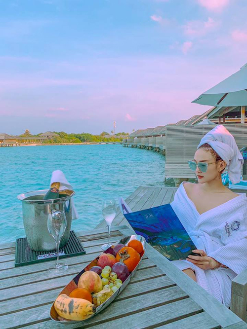 Maldives trở thành điểm nghỉ dưỡng quen thuộc của người Việt những năm qua, đặc biệt là các nghệ sĩ nổi tiếng. Mới đây nhất, ca sĩ Minh Hằng vừa có chuyến du lịch tới đảo quốc tiên cảnh này và chia sẻ rất nhiều hình ảnh cũng như cảm giác hài lòng.