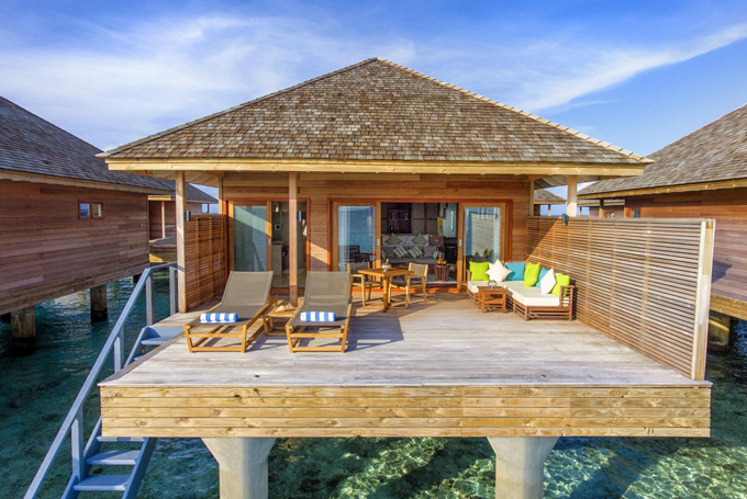 Đối với hạng Ocean Villa thì căn nào cũng có một cầu thang dẫn thẳng xuống biển. Vào mùa thấp điểm, căn phòng thấp nhất ở khu này chỉ từ 700 USD (khoảng 16 triệu đồng một đêm).