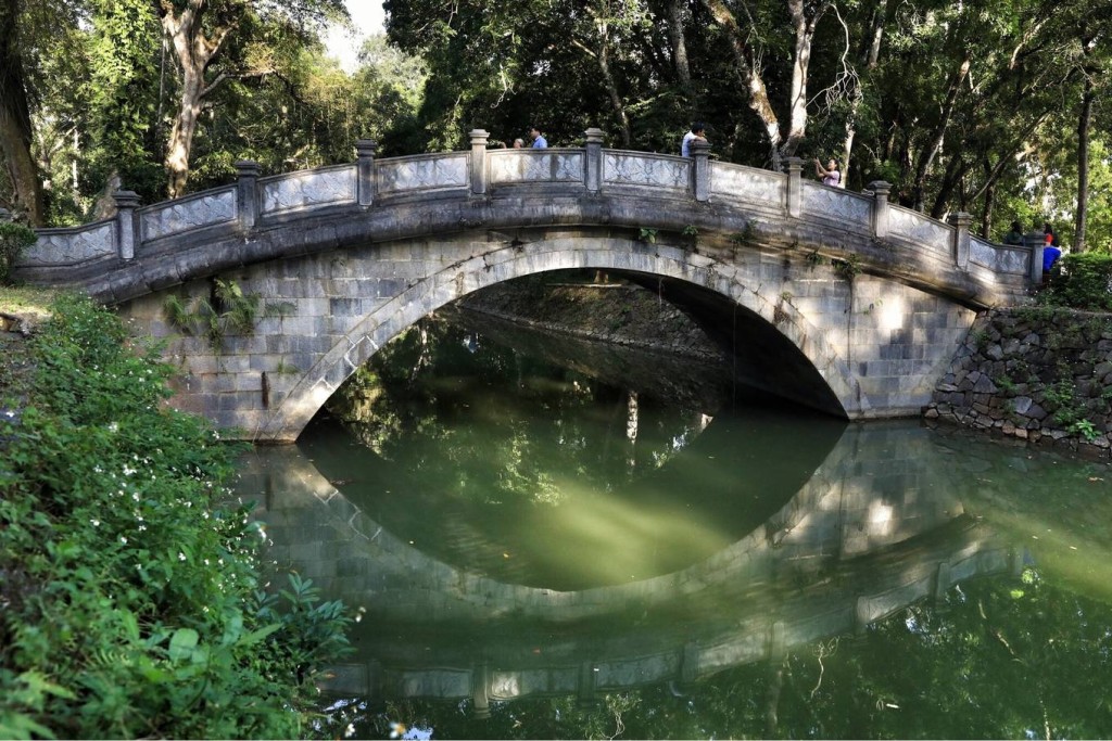 Trên sông Ngọc có bắc một cây cầu tên là Tiên Loan Kiều hình cánh cung, còn có tên gọi là Cầu Bạch. Cầu uốn cong bắc qua sông Ngọc, nằm trên trục đường chính dẫn vào khu trung tâm chính điện Lam Kinh.
