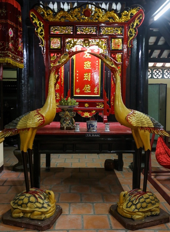Nét truyền thống thể hiện ở hình ảnh con hạc đứng trên lưng rùa thường thấy trong đình chùa Việt Nam. Cả rùa, hạc đều là linh vật cao quý, sống thọ, thể hiện cho khát vọng trường tồn của con người.