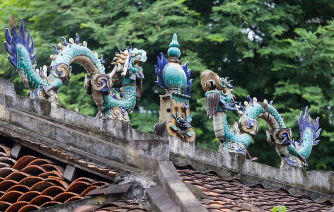 Trên nóc chánh điện có tượng lưỡng long tranh châu bằng gốm men xanh, kiến trúc thường thấy ở đình làng Việt Nam.