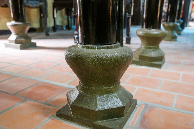Trong chánh điện có 48 cột, chia thành 8 dãy, chân cột khắc hình lăng trụ thắt ở giữa. Toàn bộ hệ thống cột và vì kèo là gỗ sao, loại gỗ khá phổ biến tại khu vực Nam Bộ trước đây.