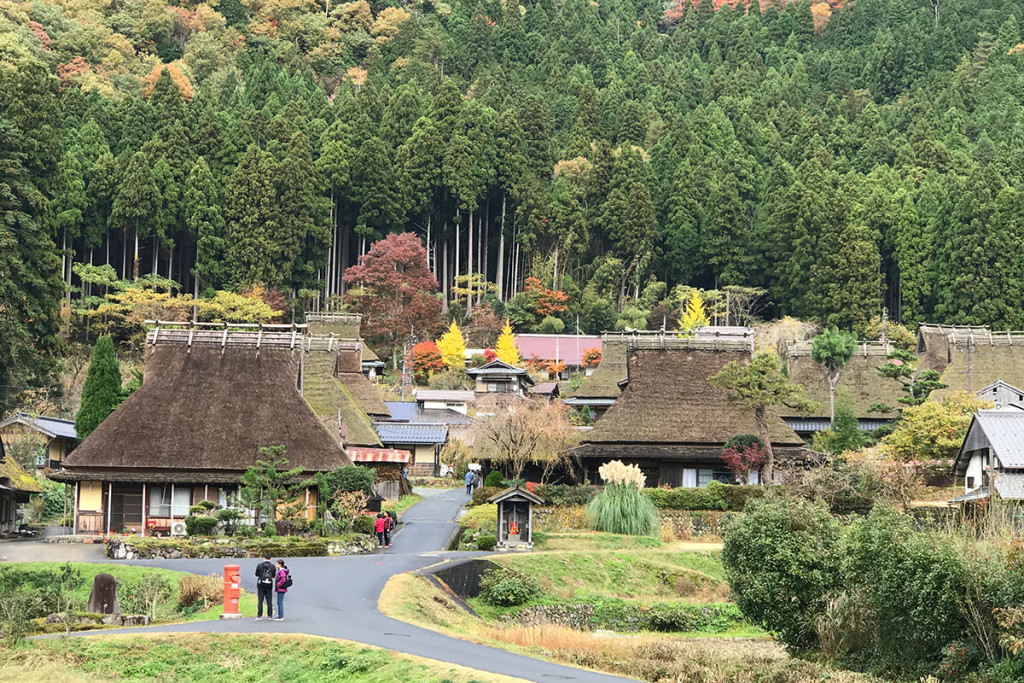 Làng Miyama Kayabuki tập trung nhiều ngôi nhà cổ cách thành phố Kyoto khoảng 50 km về phía bắc. Toàn bộ khu vực này được bao quanh bởi các dãy núi cao khoảng 1.000 m.