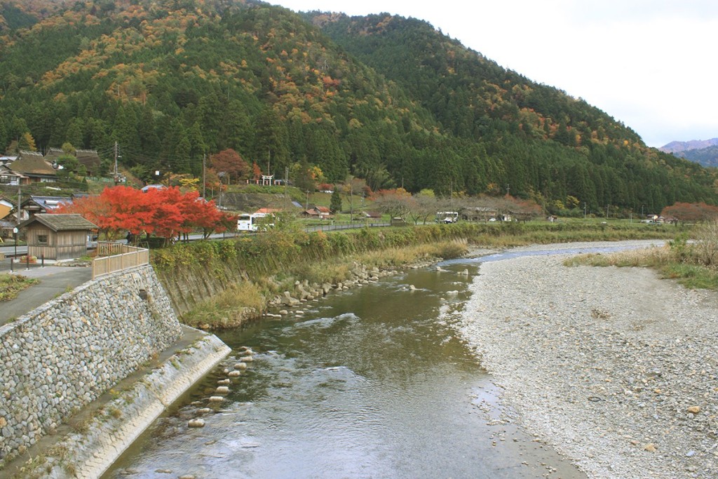 Xung quanh làng có những dòng suối và đồi núi nên du khách có thể đi dạo và trekking trên núi. Từ Kyoto, du khách đi tàu nhanh Kaisoku từ ga Kyoto đến ga Sonobe khoảng 35 phút. Từ các ga JR Sonobe, Hiyoshi, Wachi, bạn có thể đi bus Nantanshiei. Nếu đi ôtô từ trung tâm Kyoto đến Miyama mất khoảng 1,5 giờ.