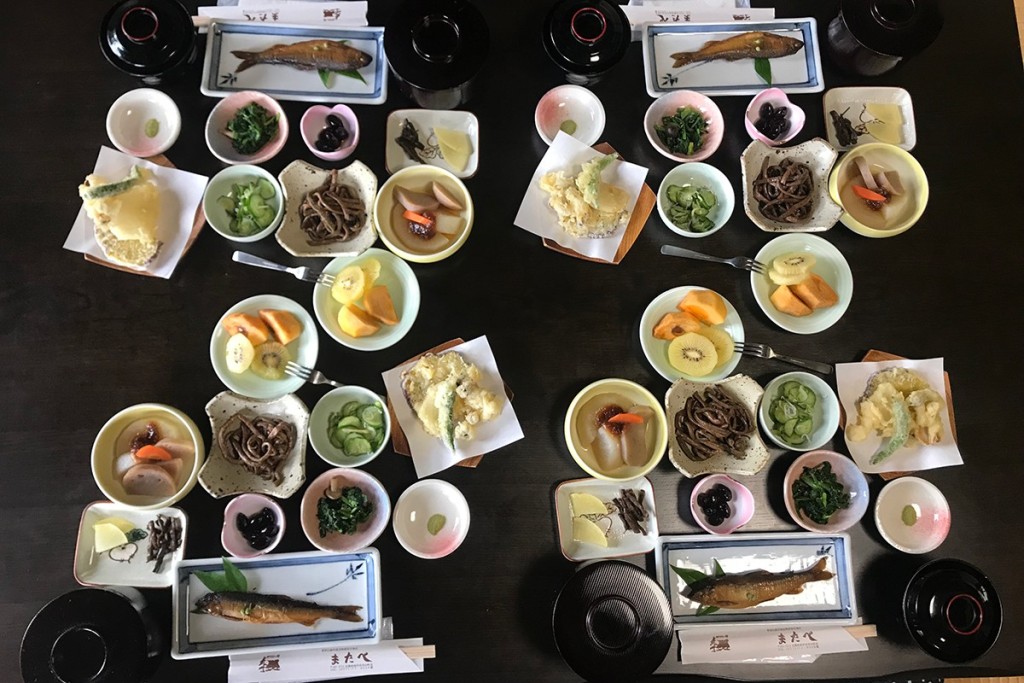 Du khách có thể đặt các bữa ăn với những món truyền thống Nhật Bản.