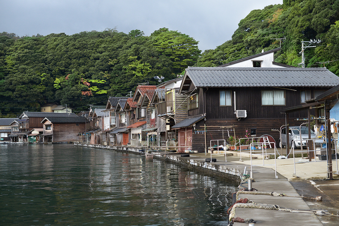 Thị trấn Ine hiện nằm cách thành phố cổ Kyoto 130 km về phía Bắc. Những ngôi nhà đầu tiên ở đây được xây dựng từ những năm 1700, theo kiến trúc nhà nổi, có tên gọi Funaya, với nguyên liệu đặc trưng là gỗ, sát mặt nước biển. Ảnh: Forevervanny.
