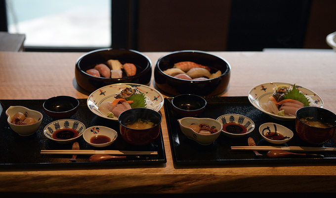 Món sushi tại một nhà hàng khác ở Ine no Funaya. Thực phẩm biển ở đây thường tươi ngon, do ngư dân trong vùng đánh bắt. Ảnh: Forevervanny.