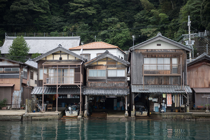 Bờ biển của Ine từng là một phần của tuyến đường thương mại dài từ lục địa Á-Âu đến Kyoto. Tuy nhiên trải qua hàng thế kỷ, nơi đây dường như thoát khỏi quá trình đô thị hoá và trở thành một trong những làng chài truyền thống cuối cùng của Nhật Bản. Hiện làng còn 230 căn nhà nổi được bảo tồn nguyên vẹn đến ngày nay, khiến nơi này được ví như 