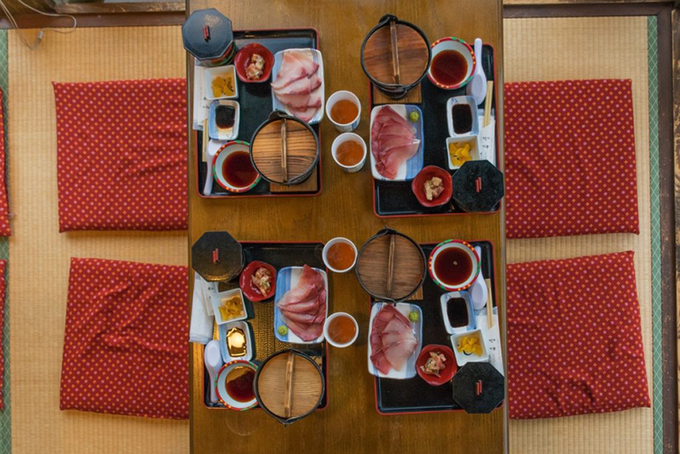 Trong ảnh là món shabu shabu với cá sống và nước xốt để nhúng cá, được phục vụ ở nhà hàng địa phương. Ảnh: Voyageway.