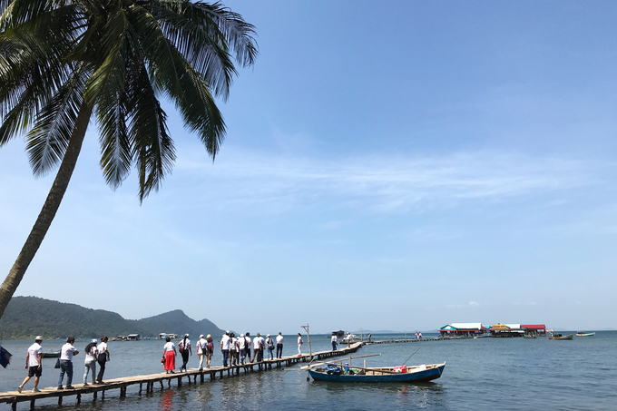 Trong khi làng chài Hàm Ninh là cái tên quen thuộc ở Phú Quốc thì Rạch Vẹm gần đây mới được nhiều du khách nhắc tới. Để đến làng, du khách phải băng qua vài km đường đất gồ ghề, nhiều ổ gà xuyên rừng nguyên sinh. Tuy nhiên, đích đến sẽ làm bạn hài lòng. Trong khi làng chài Hàm Ninh là cái tên quen thuộc ở Phú Quốc thì Rạch Vẹm gần đây mới được nhiều du khách nhắc tới. Để đến làng, du khách phải băng qua vài km đường đất gồ ghề, nhiều ổ gà xuyên rừng nguyên sinh. Tuy nhiên, đích đến sẽ làm bạn hài lòng.