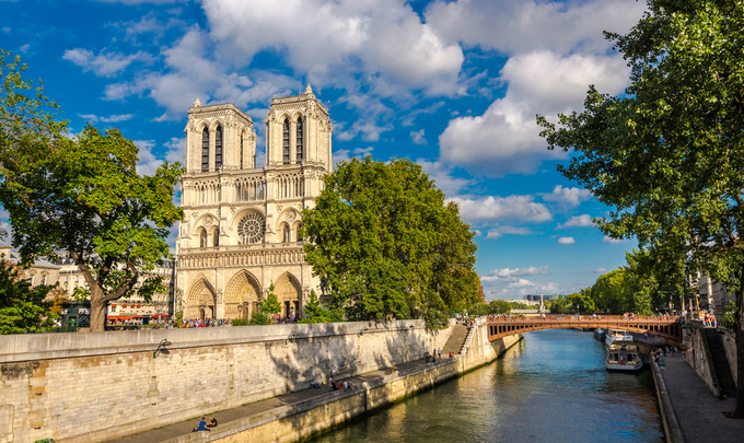 Được xây dựng từ năm 1136 trên bờ sông Seine, công trình kiến trúc này phải mất gần 200 năm mới hoàn thành. Nhà thờ đã tồn tại hơn 850 năm, đóng vai trò quan trọng trong lịch sử phát triển của thành phố. Ảnh: Westcoaster.