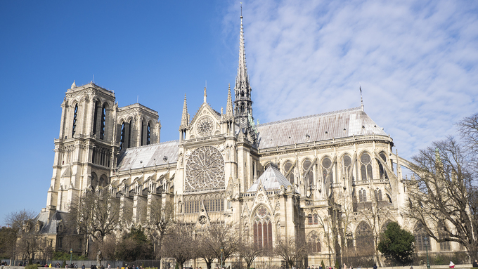 Bên hông Nhà thờ Đức Bà có ô cửa sổ lớn, đường kính lên tới 13 m có tác dụng lấy sáng cho không gian bên trong. Hai tòa tháp ở mặt tiền cao 69 m và là điểm cao nhất ở Paris cho đến khi tháp Eiffel hoàn thành vào năm 1889. Ảnh: Jimmy Palhano.