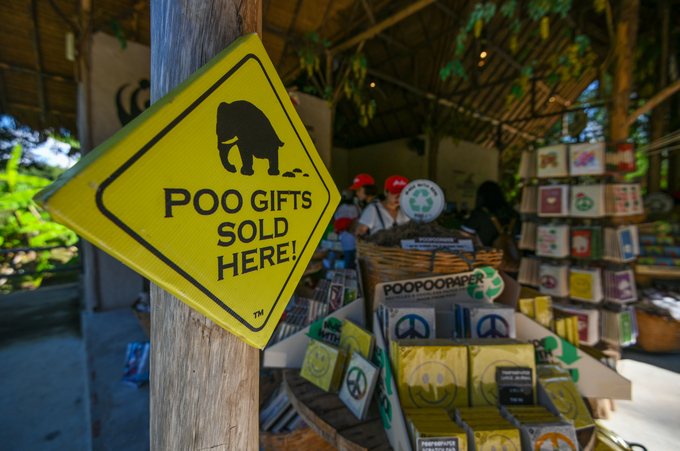 Rất nhiều đồ dùng bày bán trong công viên Elephant Poopoopaper được tạo nên từ loại giấy như quạt, sổ tay, ví… Giá của những sản phẩm này từ 150 bath (khoảng hơn 100.000 đồng) trở lên.