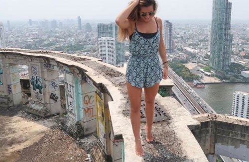 Adriana Ivkovic đang đứng trên nóc tòa nhà bỏ hoang ở Bangkok. Ảnh: News.