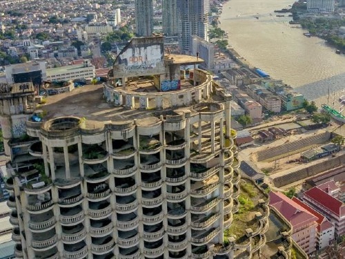 Tòa nhà bỏ hoang nhìn ra sông Chao Phraya. Ảnh: News.
