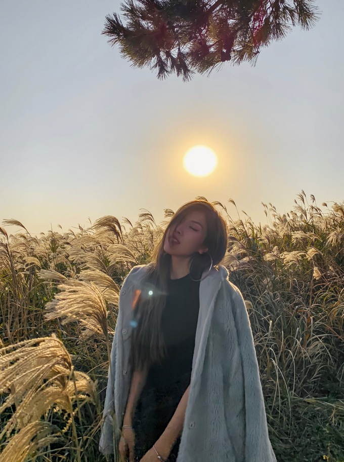Và đồng cỏ lau ở Jeju cũng là nơi bạn có thể chụp hàng trăm bức ảnh "deep" mà không biết chán. Hoàng hôn buông xuống cũng là lúc mặt trời hắt lên những tia sáng cuối cùng rực rỡ. Khung cảnh nên thơ sẽ khiến tâm hồn bạn cảm thấy thật yên bình.