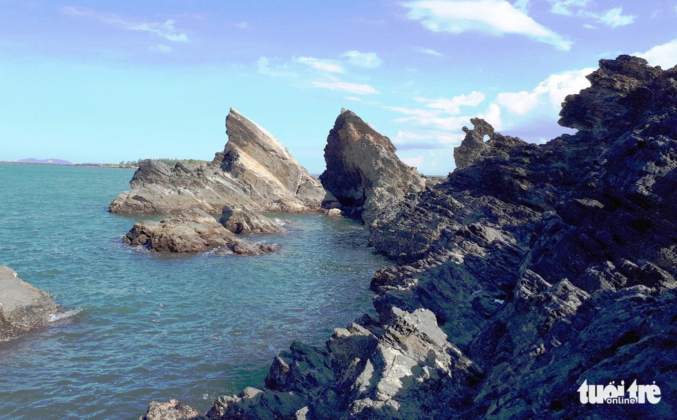 Những phiến đá trầm tích ở mũi Bàn Than, Tam Hải đẹp như tranh vẽ - Ảnh: LÊ TRUNG